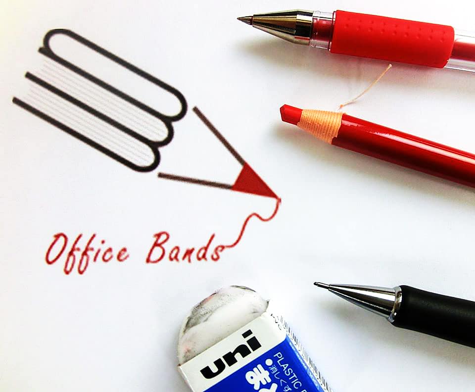 筆記用具と会社ロゴ